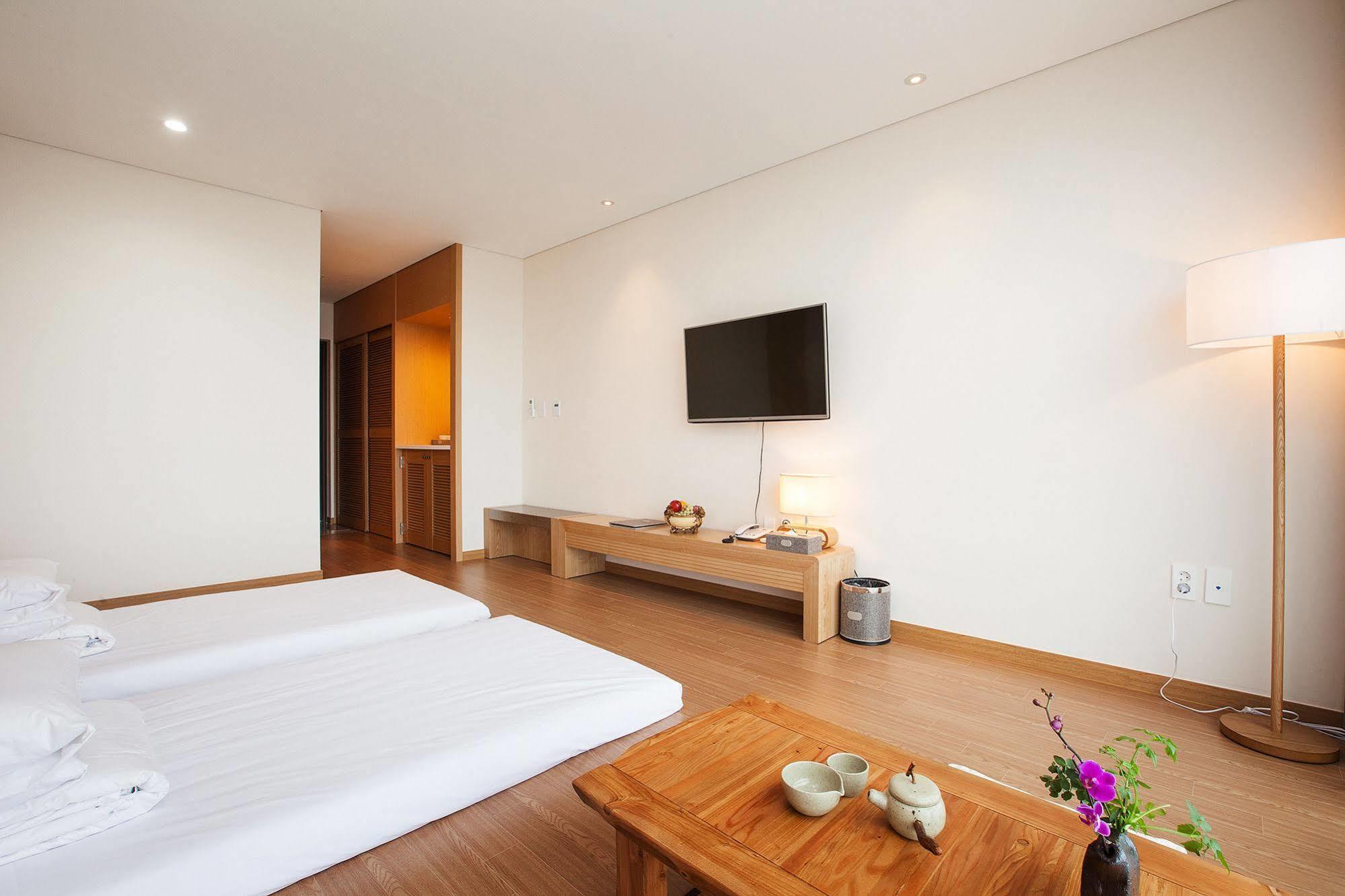 Youus Hotel Seogwipo Exterior photo
